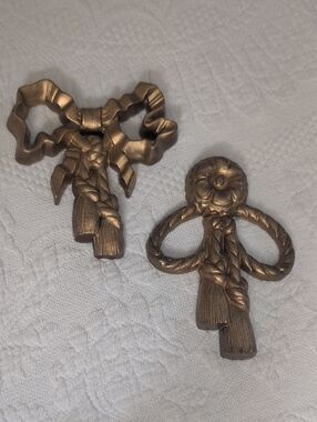 Burwood Vintage Decorative Bow And Tassel Wall Accents